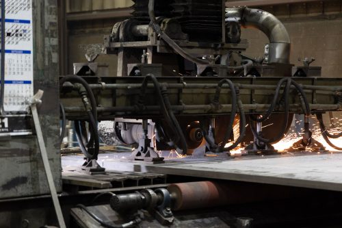 abrasive-saw-cutting-rolled-alloys